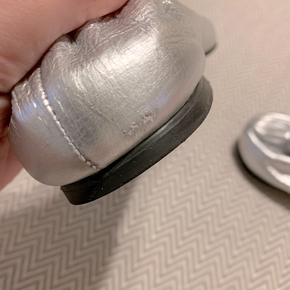 Tory Burch silver leather ballet flats w/ dust bag. Only worn twice. Size 8.5. - Picture 7 of 8